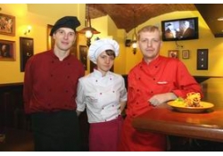 Печень, жаренная в беконе, с соусом Эспаньол и луковыми кольцами от шеф-повара ресторана KwakInn Андрей Михайлова