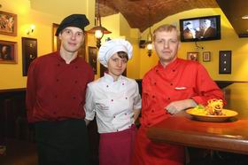 Печень, жаренная в беконе, с соусом Эспаньол и луковыми кольцами от шеф-повара ресторана KwakInn Андрей Михайлова