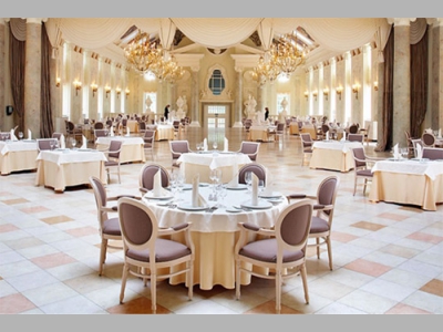 Праздничное убранство  смягчает ежедневную деловитость