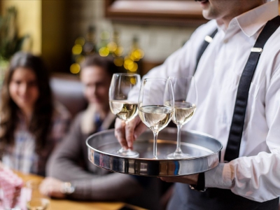 По оценке Минэкономразвития, доходы российских ресторанов замедлили падение