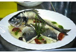 Средиземноморская дорада в соусе из белого вина от Романа Степаненко, бренд-шефа европейской кухни московской компании «Система БИТ 2000»