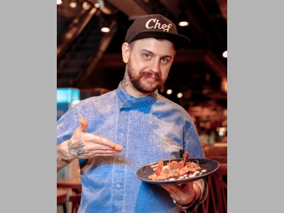 Тартар из лосося с йогуртовым соусом, чипсами из перловки, землей из оливок и попкорном из гречки от Вячеслава Лепехова