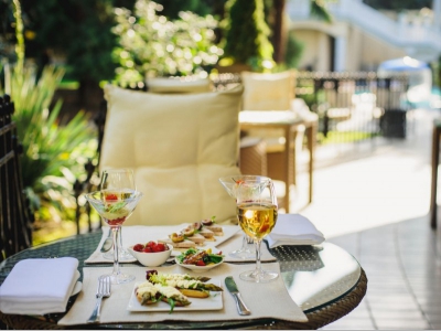 В Москве начали открывать летние кафе и веранды