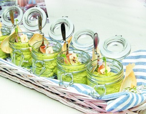 Багет с гороховым кремом и ветчиной