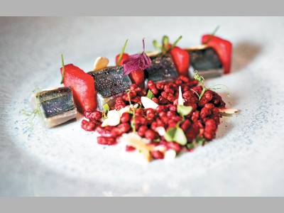 Макрель с арбузом, хрустящим свекольным «ризотто» и сыром чечил