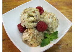 Мороженое с орехами пекан и кленовым сиропом