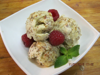 Мороженое с орехами пекан и кленовым сиропом