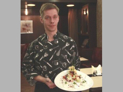 Кнели с лососем и микс-салатом в сырной корзинке от шеф-повара ресторана «Бергамот» Алексея Божко