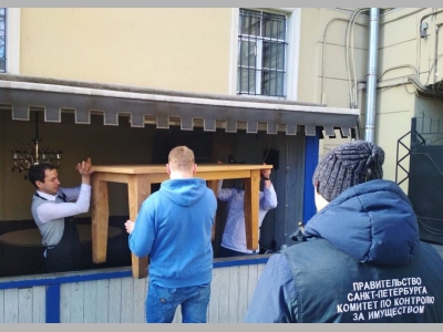 В Петербурге демонтировали незаконные террасы ресторанов