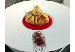 Блинчик с шоколадно-жасминовым эспумэ, вишневым соусом и пьяной вишней