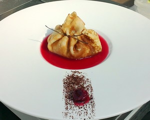 Блинчик с шоколадно-жасминовым эспумэ, вишневым соусом и пьяной вишней