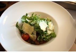 Теплый салат из лесных грибов с куриной печенью, томатами и рукколой