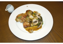 Фермерский цыпленок из Ленинградской области в собственном соку, гарнир в домашнем стиле от Александра Николя, шеф-повара ресторана miX (W Hotel St.Petersburg)