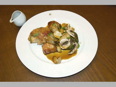 Фермерский цыпленок из Ленинградской области в собственном соку, гарнир в домашнем стиле от Александра Николя, шеф-повара ресторана miX (W Hotel St.Petersburg)