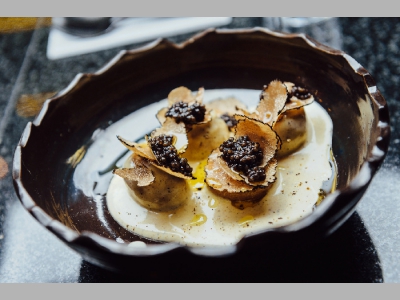 Молодой картофель с трюфельным кремом и осетровой икрой