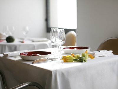 Работу ресторанов, где посетители отравились едой, будут приостанавливать