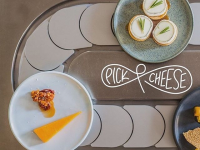 Ресторан с конвейером для сыров