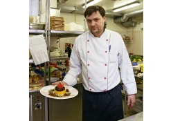 Стейк из говядины с овощным пюре и соусом из белых грибов