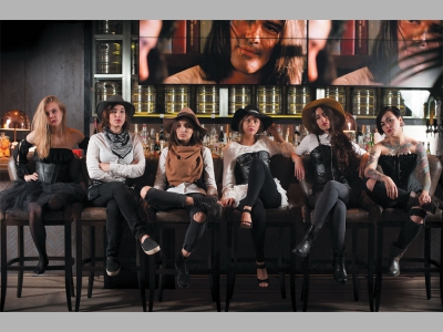 В баре только девушки