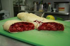 Яблочно-малиновый штрудель от шеф-кондитера кафе-пекарни «Штрудель» Елизаветы Алексеевой