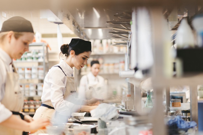 Novikov School запускает бесплатный видеокурс повышения квалификации для поваров “По следам “Школы шефа”.