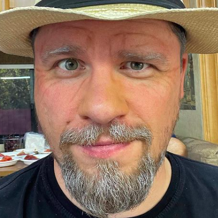 У Алексея Васильчука совместный проект с телеведущим Гариком Харламовым — сеть «Хот Дог Бульдог»