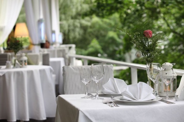 Постепенное открытие  ресторанов в России может начаться с летних веранд