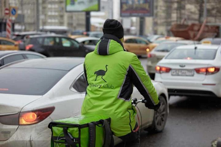 Пик спроса на доставку еды в 2020 году был зафиксирован 8 марта