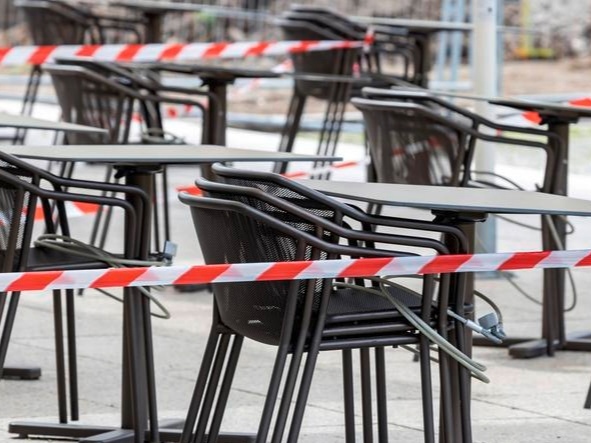 Смольный объявил порядок регистрации уличной мебели