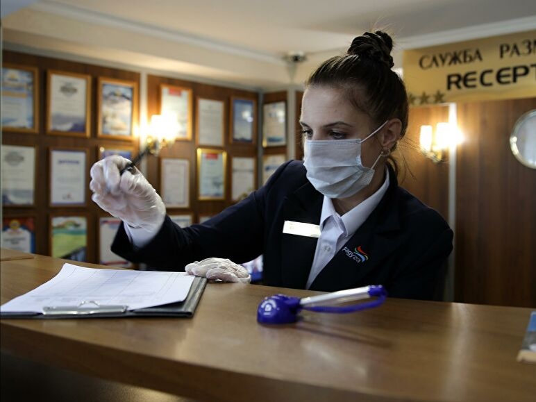 Роспотребнадзор призвал отели заселять в номер только женатые пары