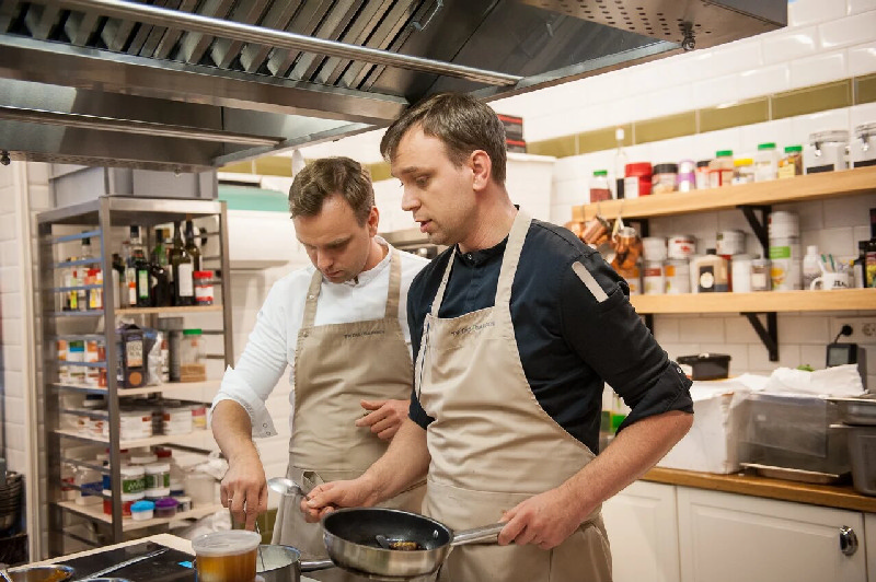 Школа Шефа в Novikov School: открыт отбор на первый бесплатный курс для поваров, которые хотят стать шефами!