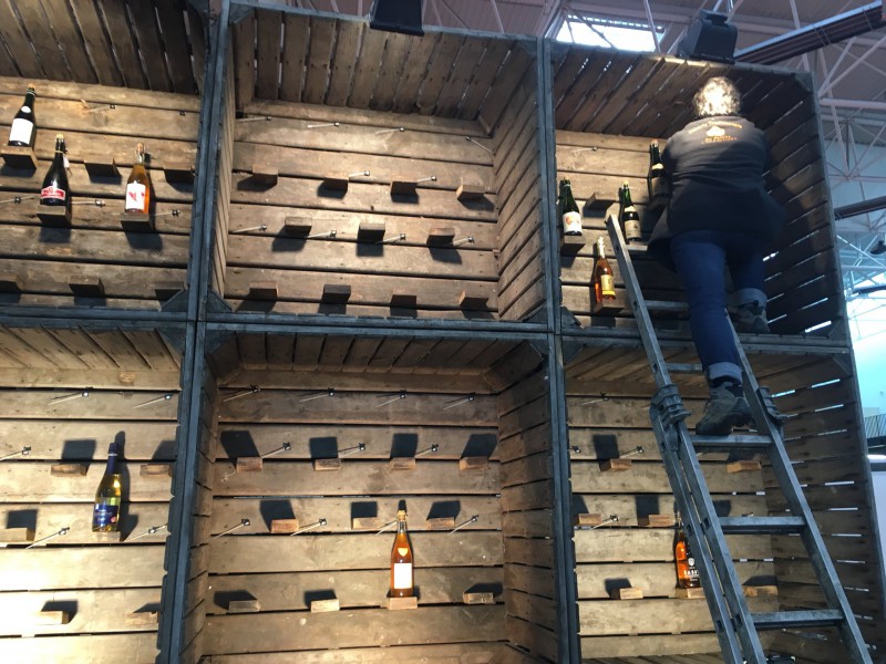 Во Франции был установлен самый большой в мире шкаф с сидром