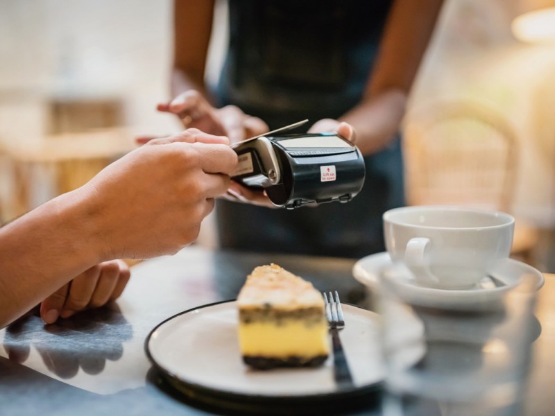 Аналитики выяснили, работники каких сфер получают больше всего чаевых