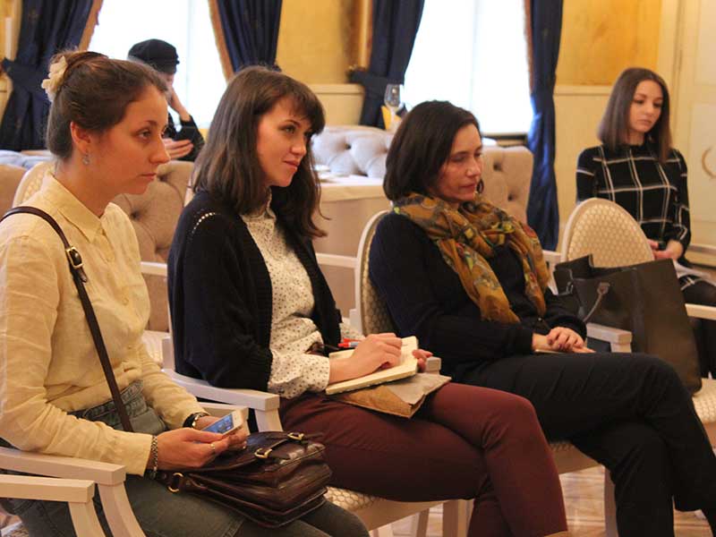 Когда в ресторан приходит сотрудник правоохранительных органов. С проверкой?