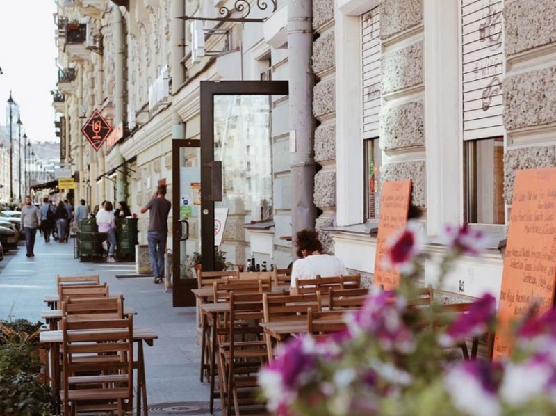 Рестораторы Рубинштейна начали эксперимент по саморегулированию порядка на главной ресторанной улице Петербурга