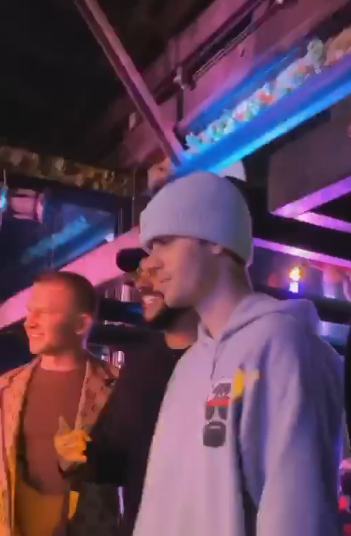 Джастин Бибер оценил бургеры от Тимати на открытии Black Star Burger в Лос-Анджелесе