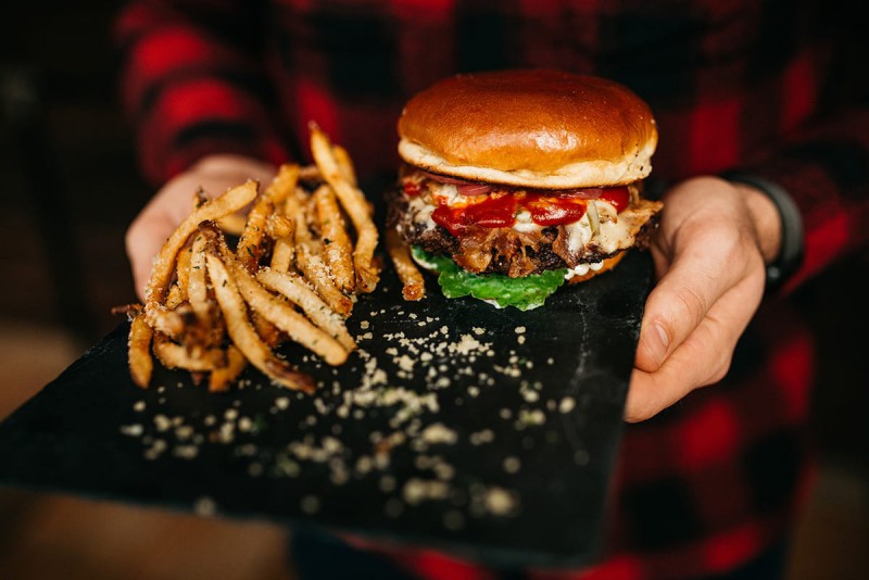 Москвичи через доставку предпочитают бургеры и роллы