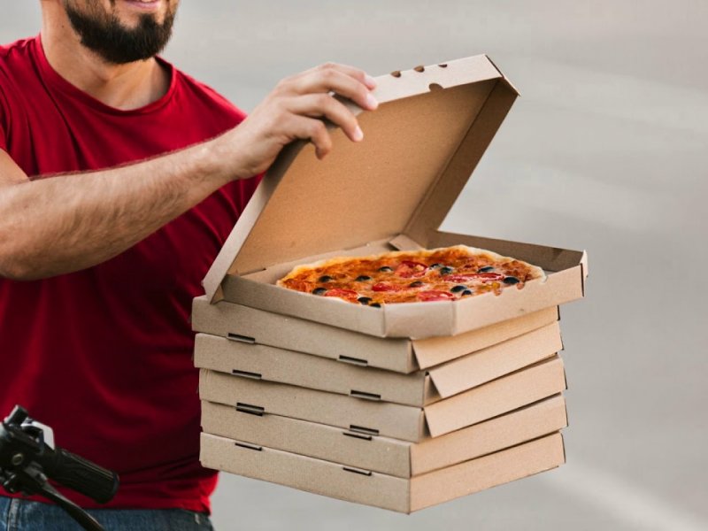 Сервисам доставки еды не хватает курьеров