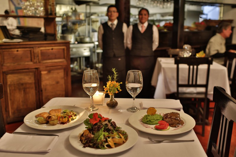 В Петербурге заработали заведения общественного питания.