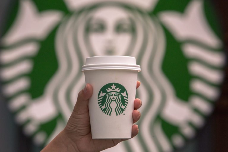 Starbucks откажется от пластиковых соломинок для напитков в Японии