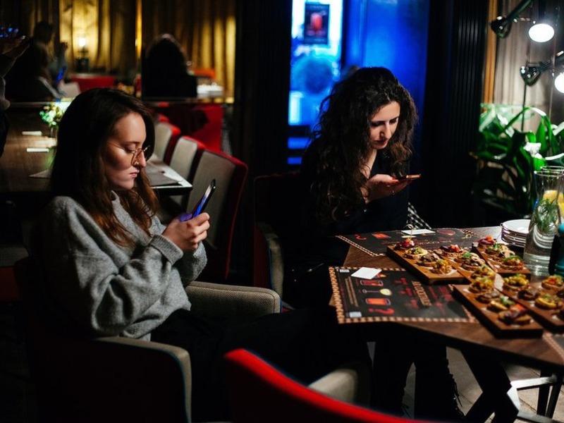 «География» запустила приложение с  дополненной реальностью и виртуальным барменом