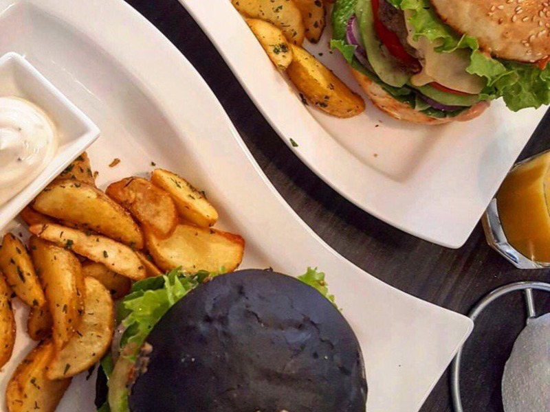 Владельцы бургерной Wave: Трудно найти сотрудников, подходящих концепции ресторана