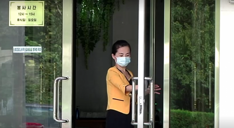 В КНДР рестораны дезинфицируют и внутри, и снаружи