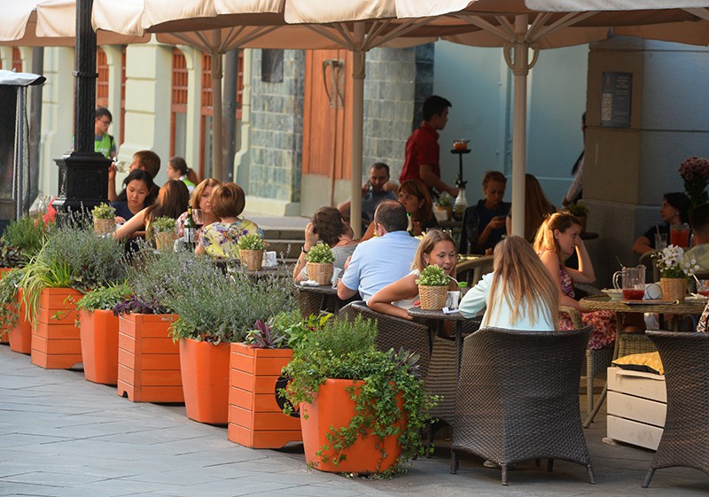 Владельцы летних кафе в Санкт-Петербурге жалуются на бюрократию