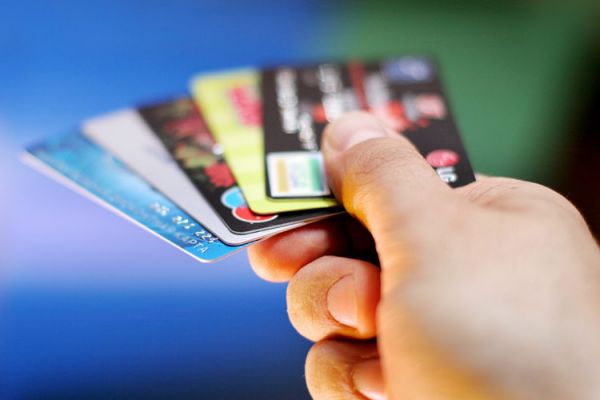 Банки хотят пропустить чаевые через себя