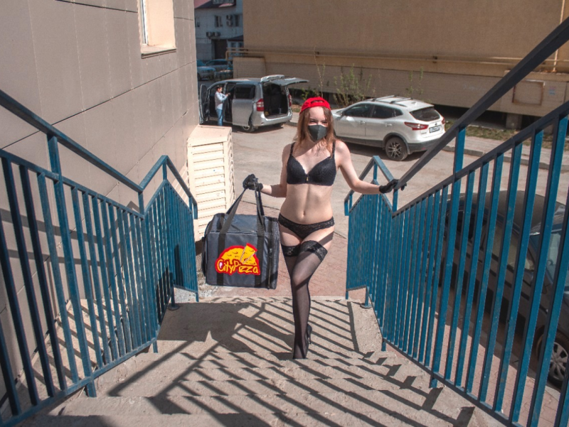 В Якутске оставшиеся без работы стриптизерши стали курьерами