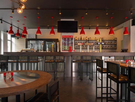 Восемнадцать ресторанов, кафе и баров открылись в Петербурге в июне