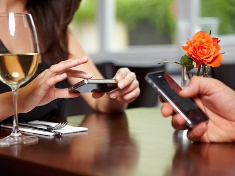 Москвичи признали, что смартфоны пагубно влияют на восприятие вкуса