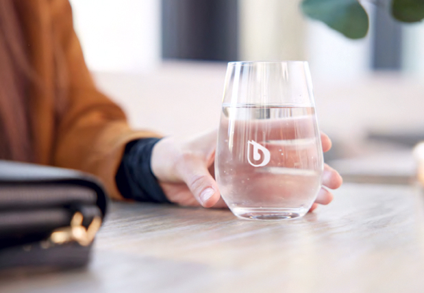 Бесплатная вода в ресторанах: высокий сервис или лишние расходы