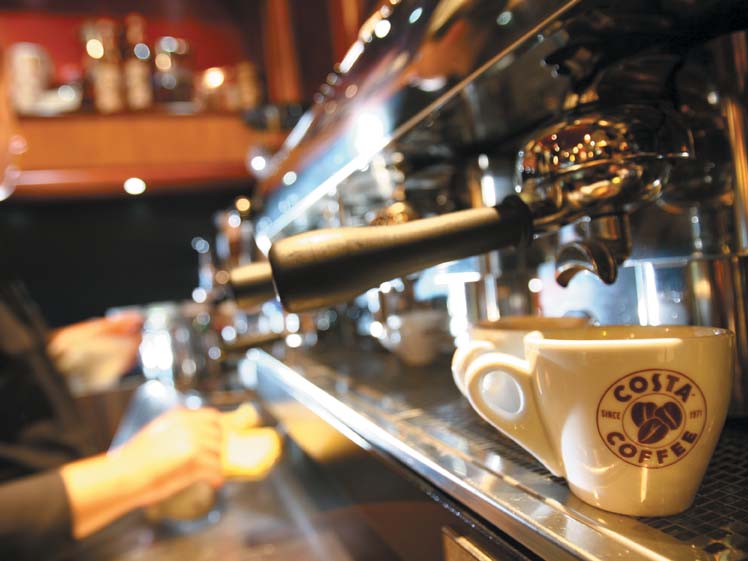 Сегодня одноразовые стаканы и другую посуду можно заказать не только белого, но и любого другого цвета, ребристыми или какими-то ещё — чтобы они дополнительно продвигали заведение